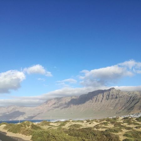 Surfhouse Hostel Famara Caleta De Famara Екстер'єр фото