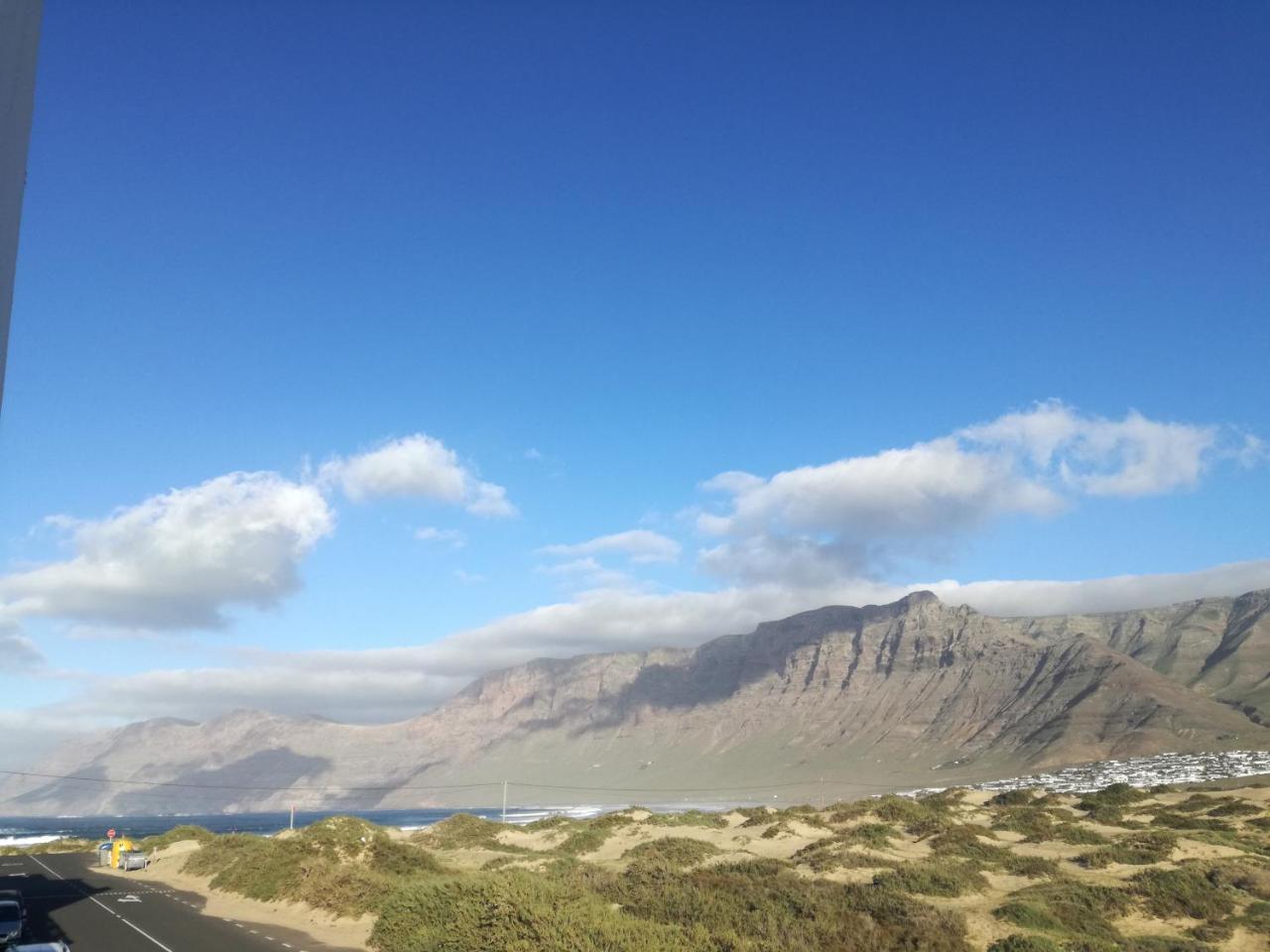 Surfhouse Hostel Famara Caleta De Famara Екстер'єр фото